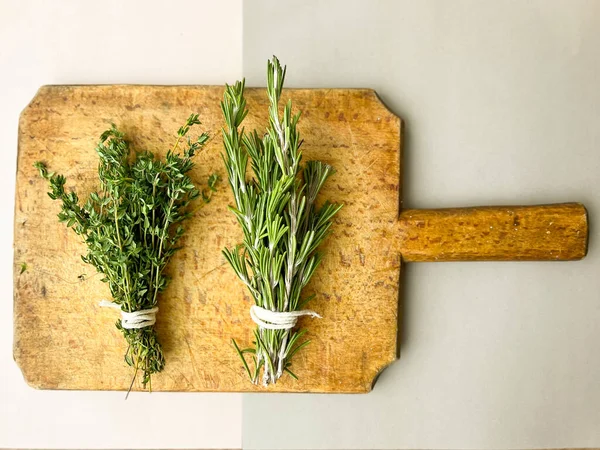 Bunches Thyme Rosemary Tied Twine Lie Wooden Board — Stock Fotó