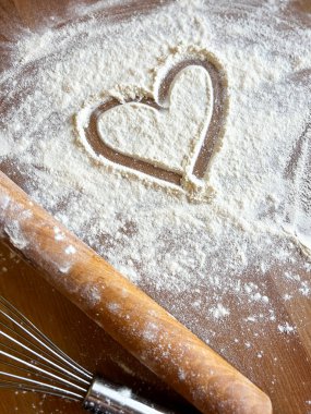 Dağınık beyaz un üzerine boyanmış kalp unu