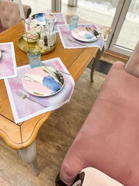 현대식 식당에서 식탁을 놓았다 식당에 로열티 프리 스톡 사진