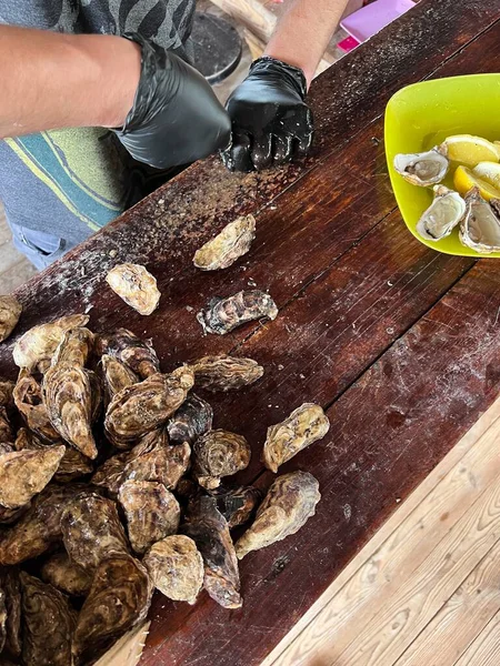 地中海の魚介類 レモンとナイフで新鮮な有機牡蠣 ロイヤリティフリーのストック写真