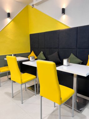 Siyah ve sarı renkli modern lüks kafe.