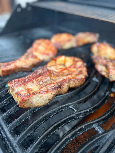 Gegrilltes Steakfleisch Auf Dem Grill Der Eine Flamme Hat — Stockfoto