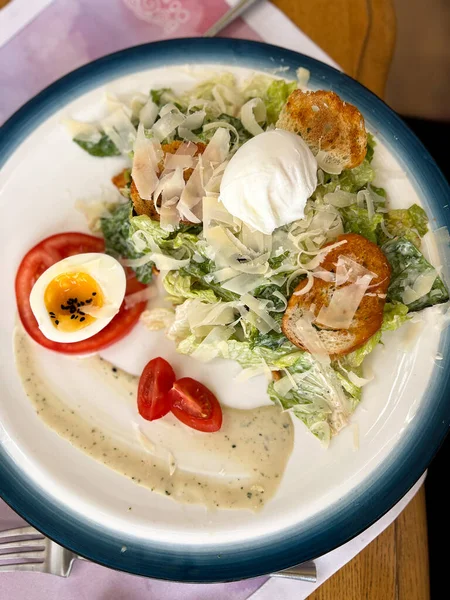Cézár Saláta Vagy Zöldség Saláta Lágy Tojással Stock Fotó