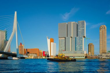 Rotterdam, Hollanda - 14 Mayıs 2017: Nieuwe Maas 'ta Rotterdam Liman İdaresi teknesi Erasmusbrug Köprüsü ve Rotterdam gökdelenleri arka planda gökdelenler
