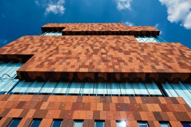 ANTWERP, BELGIUM - 26 Mayıs 2018: MAS (Nehir kenarındaki müze aan de Stroom) Scheldt nehri üzerinde. 2011 'de açıldı, Antwerp' in en büyük müzesi ve postmodern Art Deco mimarisinin bir örneği.