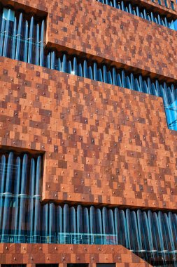 ANTWERP, BELGIUM - 26 Mayıs 2018: MAS (Nehir kenarındaki müze aan de Stroom) Scheldt nehri üzerinde. 2011 'de açıldı, Antwerp' in en büyük müzesi ve postmodern Art Deco mimarisinin bir örneği.