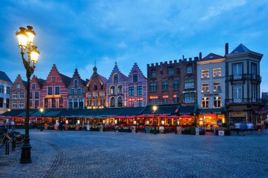 Bruges, Belçika - 29 Mayıs 2018: Bruges Grote markt Meydanı 'nda birçok kafesi ve restoranı olan ünlü turistik yer