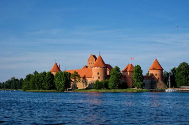 Gün, Litvanya Galve gölünde Trakai Adası Kalesi. Trakai Kalesi Lituania önemli turistik biridir