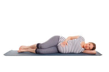 Hamilelik yogası - yoga yapan hamile bir kadın Parsva Savasana Tarafı Fetal Pozu ya da Beyaz arka planda Yana Uzanmış Ceset Pozu