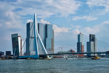 ROTTERDAM, NETHERLANDS - 11 Mayıs 2017: Nieuwe Maas üzerindeki Erasmusbrug köprüsü ve modern mimari gökdelenleri