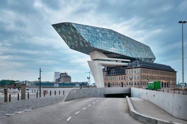 ANTWERP, BELGIUM - 27 Mayıs 2018: Antwerp liman yönetim merkezi, ünlü İranlı mimar Zaha Hadid tarafından tasarlandı, Antwerpen, Belçika
