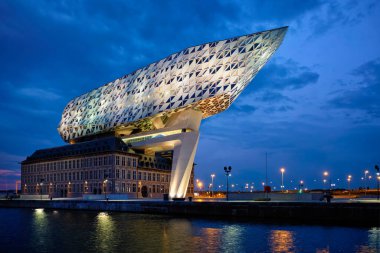 ANTWERP, BELGIUM - 27 Mayıs 2018: Antwerp liman yönetim merkezi, ünlü İranlı mimar Zaha Hadid tarafından tasarlandı, Antwerpen, Belçika geceleri aydınlatıldı