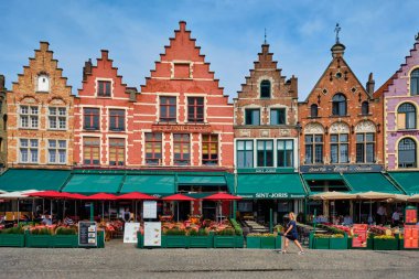 Bruges, Belçika - 29 Mayıs 2018: Bruges Grote Meydanı çok sayıda kafe ve restoranı olan ünlü turistik yer