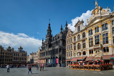 BRÜKSEL, BELGIUM - 31 Mayıs 2018: Ünlü turizm merkezi Grote Markt (Grand Place) meydanı turistlerle doludur. Brüksel, Belçika