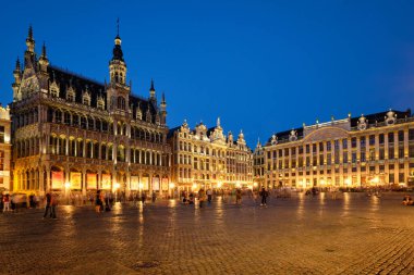BRÜKSEL, BELGIUM - 31 Mayıs 2018: Grote Markt (Grand Place) Meydanı geceleri aydınlanan turistlerle dolu. Brüksel, Belçika