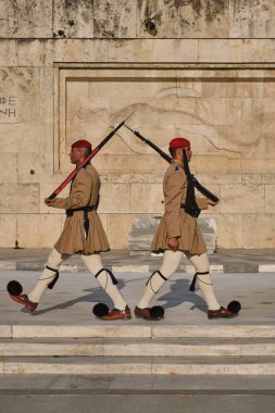 ATİNA, GREECE - 20 Mayıs 2010: Yunan Parlamentosu, Syntagma Meydanı, Yunanistan, Yunanistan yakınlarındaki Meçhul Asker Anıtı önünde cumhurbaşkanlığı muhafızı Evzones 'un değiştirilmesi