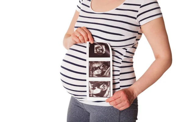 Schwangere Steht Und Hält Ihr Ultraschall Babybild Isoliert Auf Weiß — Stockfoto