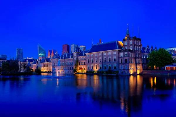 Pohled Binnenhof House Parliament Hofvijver Jezera Centrem Mrakodrapy Pozadí Osvětlené — Stock fotografie