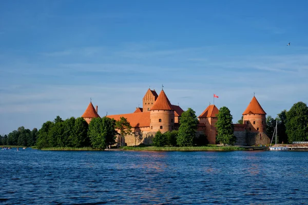特拉凯岛城堡在加尔韦湖白天 立陶宛 特拉凯城堡是利图尼亚的主要旅游景点之一 — 图库照片