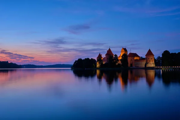 リトアニアの夜にライトアップされたガルヴェ湖のトラカイ島城の夜景 — ストック写真