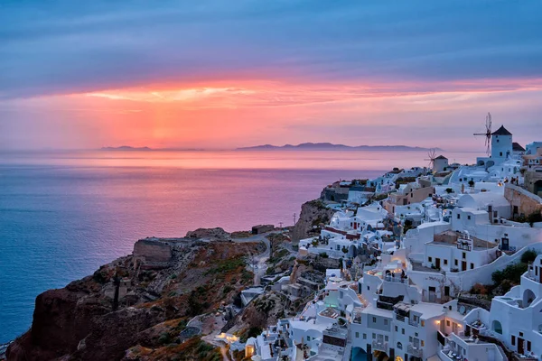希腊著名的希腊标志性自拍旅游胜地Oia村 日落时分 在希腊圣托里尼岛上有传统的白色房子和风车 — 图库照片