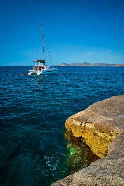 Jachtboot Egeïsche Zee Bij Witte Rotsen Van Sarakiniko Beach Milos — Stockfoto