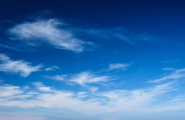 Beyaz Sirrus Dönen Bulutlarla Dolu Açık Mavi Gökyüzü — Stok fotoğraf