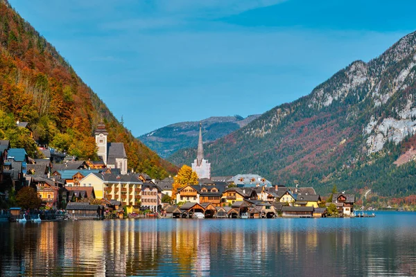 オーストリアの観光地ハルシュタットハルシュタッターのハルシュタット村秋にはオーストリアのアルプスの湖をご覧ください オーストリアのザルツカンマーグート地方 — ストック写真