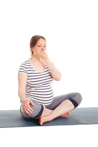 妊娠中のヨガの練習 妊娠中の女性がヨガの呼吸法を行う Pranayama島の白い背景に隔離された — ストック写真