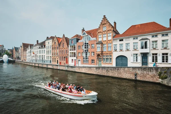 Bruges Belgium May 2018 Tourist Boat Canal Old Houses Bruges — Stock Photo, Image