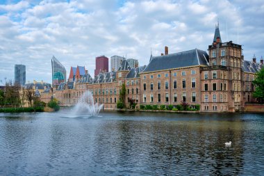 Binnenhof Parlamentosu ve Hofvijver Gölü manzarası. Arka planda şehir merkezindeki gökdelenler. Lahey, Hollanda