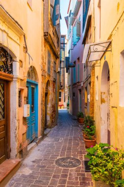 Eski evleri olan Chania Venedik şehrinin manzaralı caddeleri. Sabah Chania Yunan köyü. Chanica, Girit Adası, Yunanistan