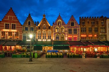 Bruges, Belçika - 29 Mayıs 2018: Bruges Grote markt Meydanı 'nda birçok kafesi ve restoranı olan ünlü turistik yer