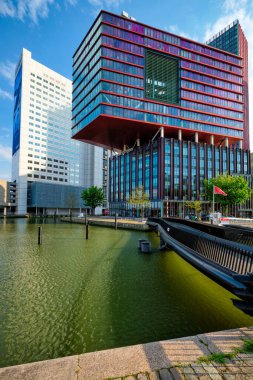 Rotterdam, Hollanda - 11 Mayıs 2017: Modern mimari Havensteder binası ve diğer gökdelenlerle Rotterdam 'ın manzarası. Wijnhaven, Rotterdam, Hollanda