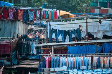 MUMBAI, INDIA - 31 Ekim 2019: Dhobi Ghat Mahalaxmi Dhobi Ghat Mumbai, Hindistan 'da çamaşırları iple kurutulan açık hava çamaşırhanesidir. Şimdi Mumbai 'nin turistik yerleri imzalanacak.