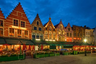 Bruges, Belçika - 29 Mayıs 2018: Bruges Grote markt Meydanı 'nda birçok kafesi ve restoranı olan ünlü turistik yer