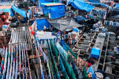 MUMBAI, INDIA - 31 Ekim 2019: Dhobi Ghat (Mahalaxmi Dhobi Ghat), Hindistan 'ın Mumbai şehrinde çamaşırları iplerle kurutulan açık hava çamaşırhanesidir. Şimdi Mumbai 'nin turistik yerleri imzalanacak.