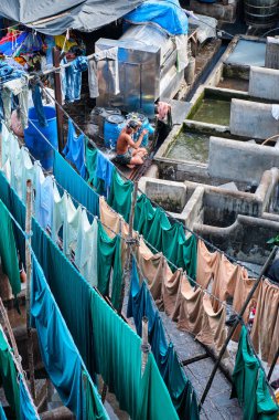 MUMBAI, INDIA - 31 Ekim 2019: Dhobi Ghat (Mahalaxmi Dhobi Ghat), Hindistan 'ın Mumbai şehrinde çamaşırları iplerle kurutulan açık hava çamaşırhanesidir. Şimdi Mumbai 'nin turistik yerleri imzalanacak.