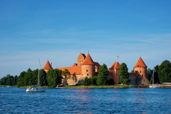特拉凯岛城堡在加尔韦湖与船在夏季 立陶宛 特拉凯城堡是利图尼亚的主要旅游景点之一 — 图库照片