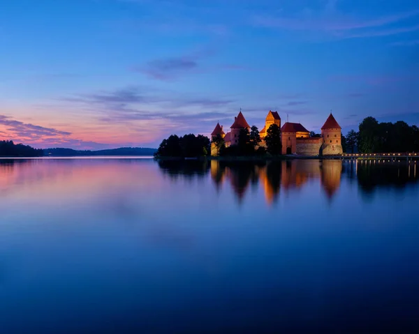 Vista Noturna Castelo Ilha Trakai Lago Galve Iluminado Noite Lituânia — Fotografia de Stock