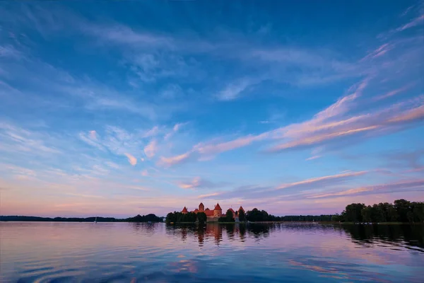 Trakai Island Castle Lake Galve Lithuania Sunset Dramatic Sky Reflecting — Stock Photo, Image