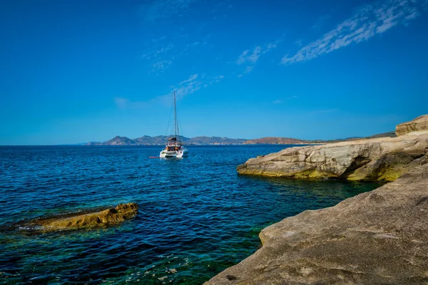 Yacht Boat Aegean Sea White Rocks Sarakiniko Beach Milos Island — Stock Photo, Image