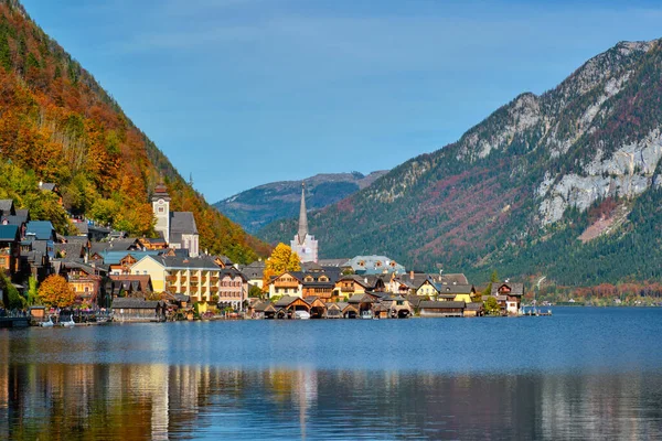 オーストリアの観光地ハルシュタットハルシュタッターのハルシュタット村秋にはオーストリアのアルプスの湖をご覧ください オーストリアのザルツカンマーグート地方 — ストック写真