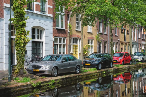 Delft Ολλανδία Μαΐου 2017 Αυτοκίνητα Και Ποδήλατα Σταθμευμένα Στο Ανάχωμα — Φωτογραφία Αρχείου