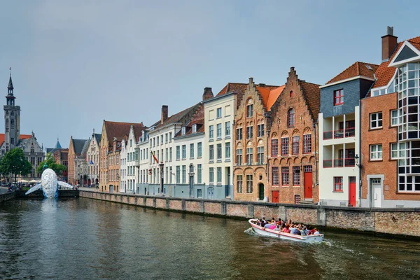 2018年5月29日 ブルージュ ホエールのプラスチック製インスタレーションとバーガーズ ロッジ ポータースロッジ タワーのある古い家の間の運河の観光船 ベルギーのBrugge Bruges — ストック写真