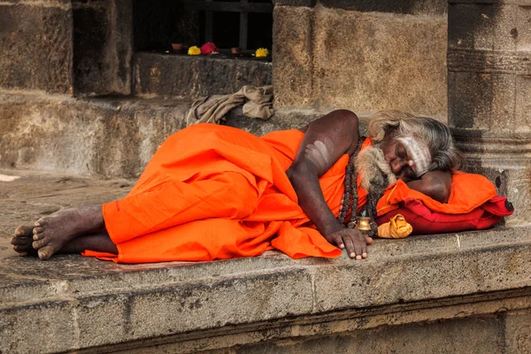 Tiruvanamallai India Ιανουαριου 2010 Sadhu Θρησκευτικό Ασκητικό Άγιο Πρόσωπο Κοιμάται — Φωτογραφία Αρχείου