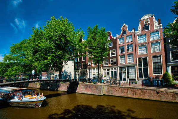 阿姆斯特丹运河 纽德兰 5月21日 阿姆斯特丹运河 客船在桥下和老房子下穿行 Amsterda — 图库照片