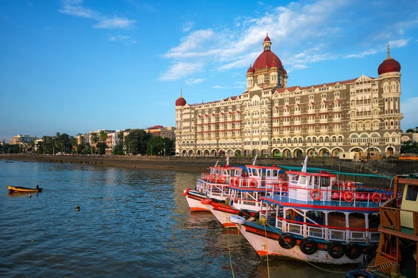 Mumbai Ινδια Οκτωβριου 2019 Τουριστικά Σκάφη Μπροστά Από Διάσημο Ξενοδοχείο — Φωτογραφία Αρχείου