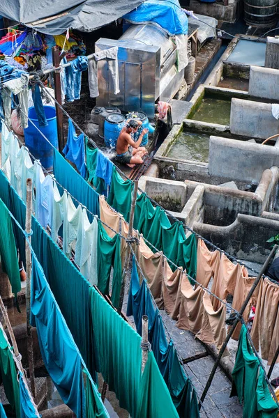 ムンバイ インド 2019年10月31日 Dhobi Ghat Mahalaxmi Dhobi Ghat インドのムンバイにあるオープンエアのランドリーマットで ロープで洗濯乾燥しています — ストック写真