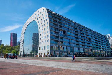 ROTTERDAM, NETHERLANDS - 11 Mayıs 2017: Market Hall (Markthaal) konut ve ofis binasının manzarası ve içinde ünlü mimarlar MVRDV tarafından tasarlanmış pazar salonu